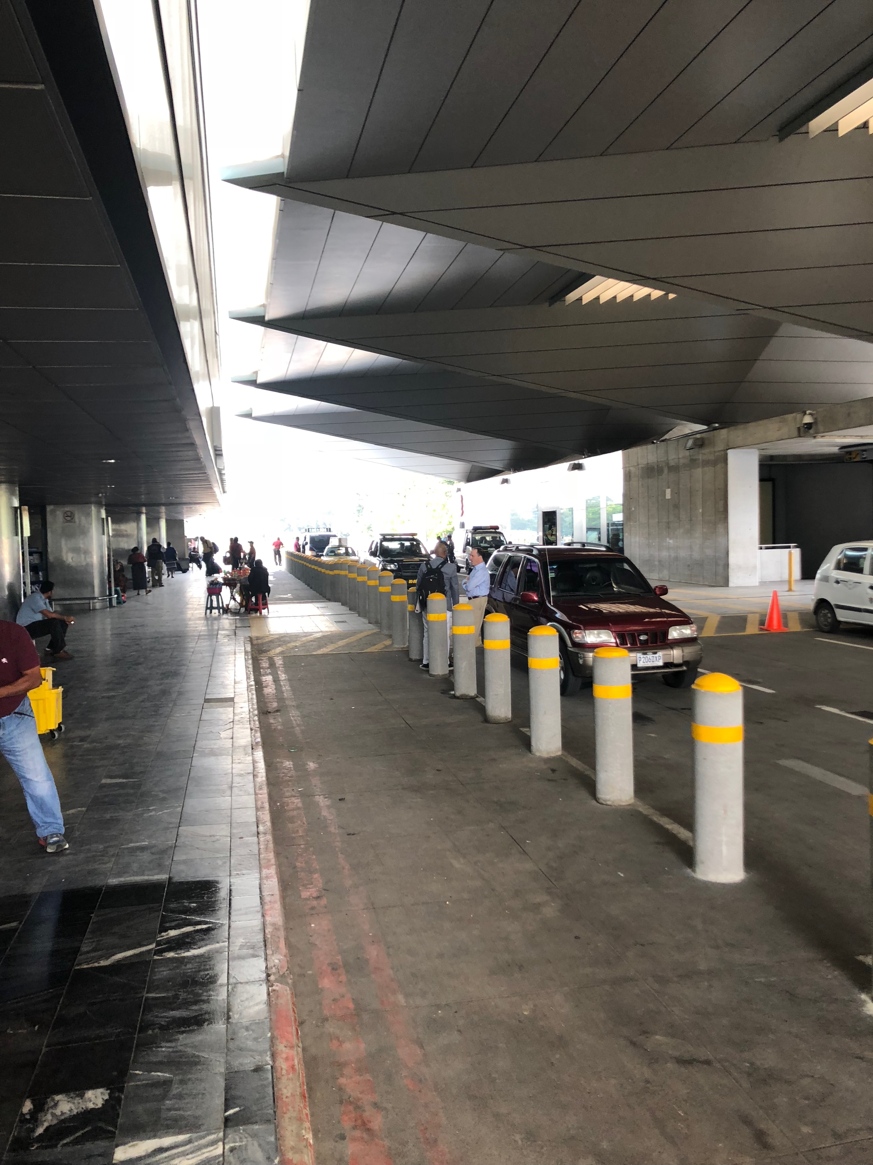 Aeropuerto La Aurora: Subdesarrollo artificial