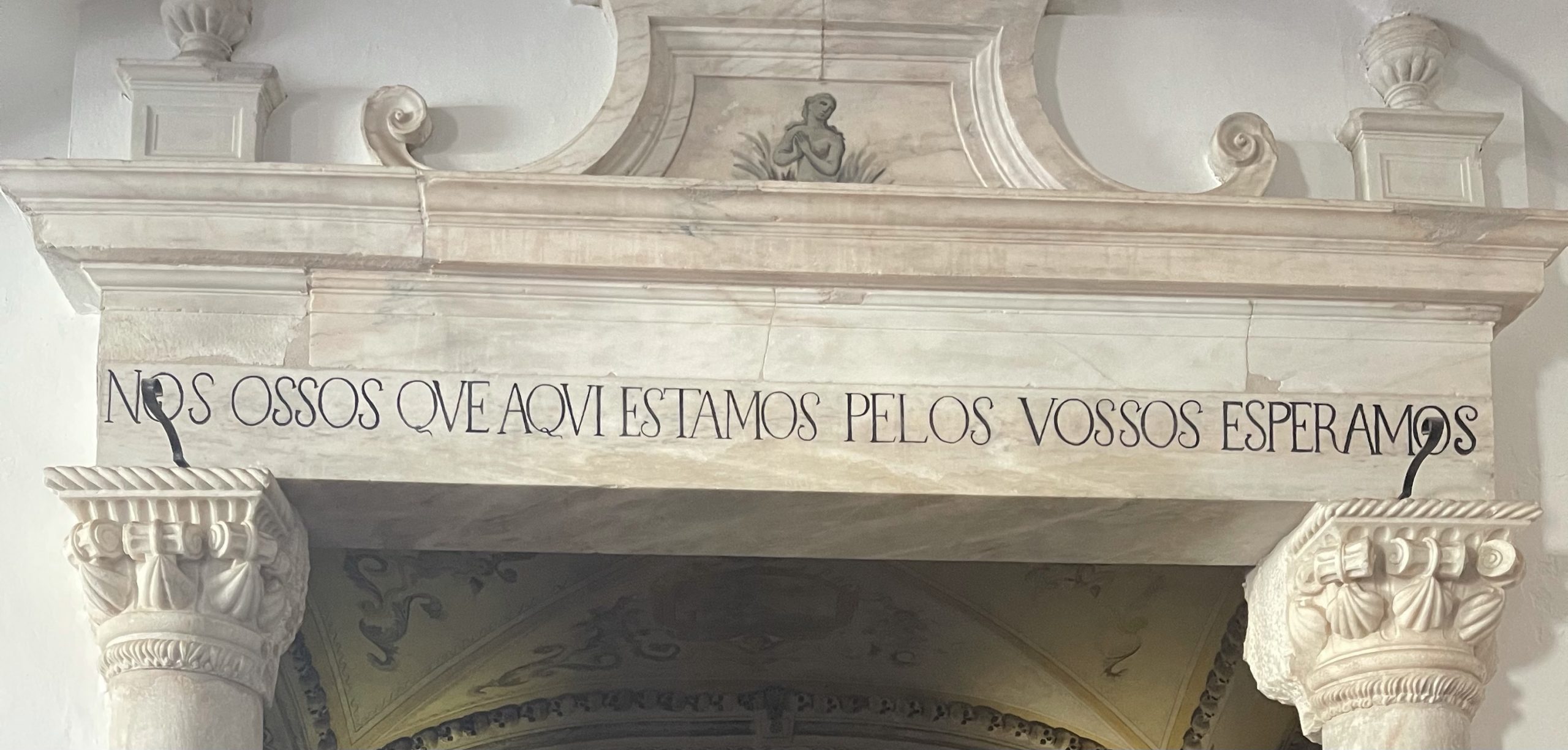 Nosotros, los huesos que aquí estamos, por los tuyos esperamos.